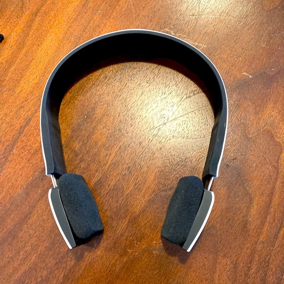 Bluetooth Headsets barely used. - Picture 3 of 3